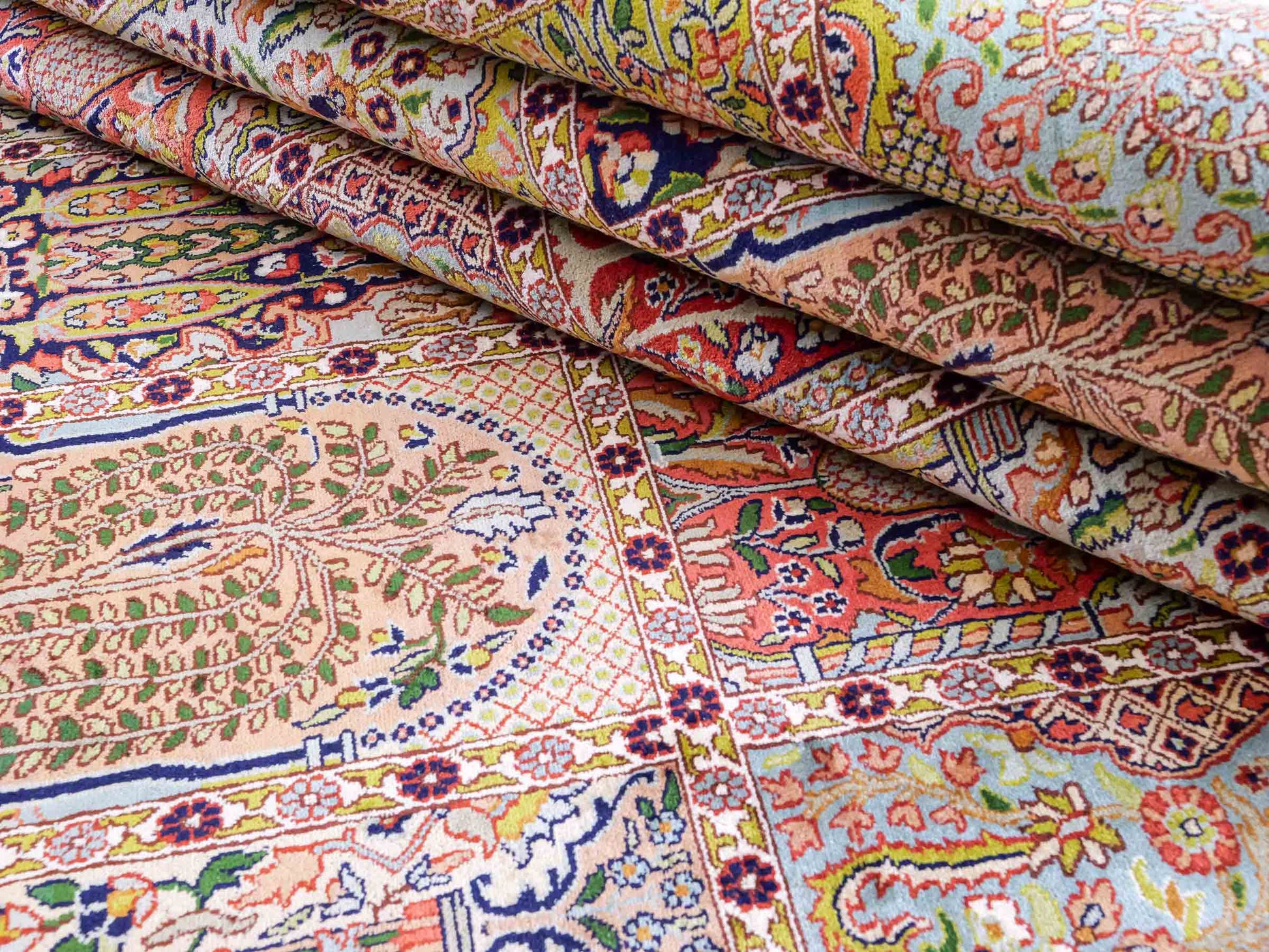 Sehr feiner, handgeknüpfter Kaschmir Seide Orientteppich von Khademi, blau, grün, multicolor. 311x303 cm. Verkauf durch Jupiter Intl.