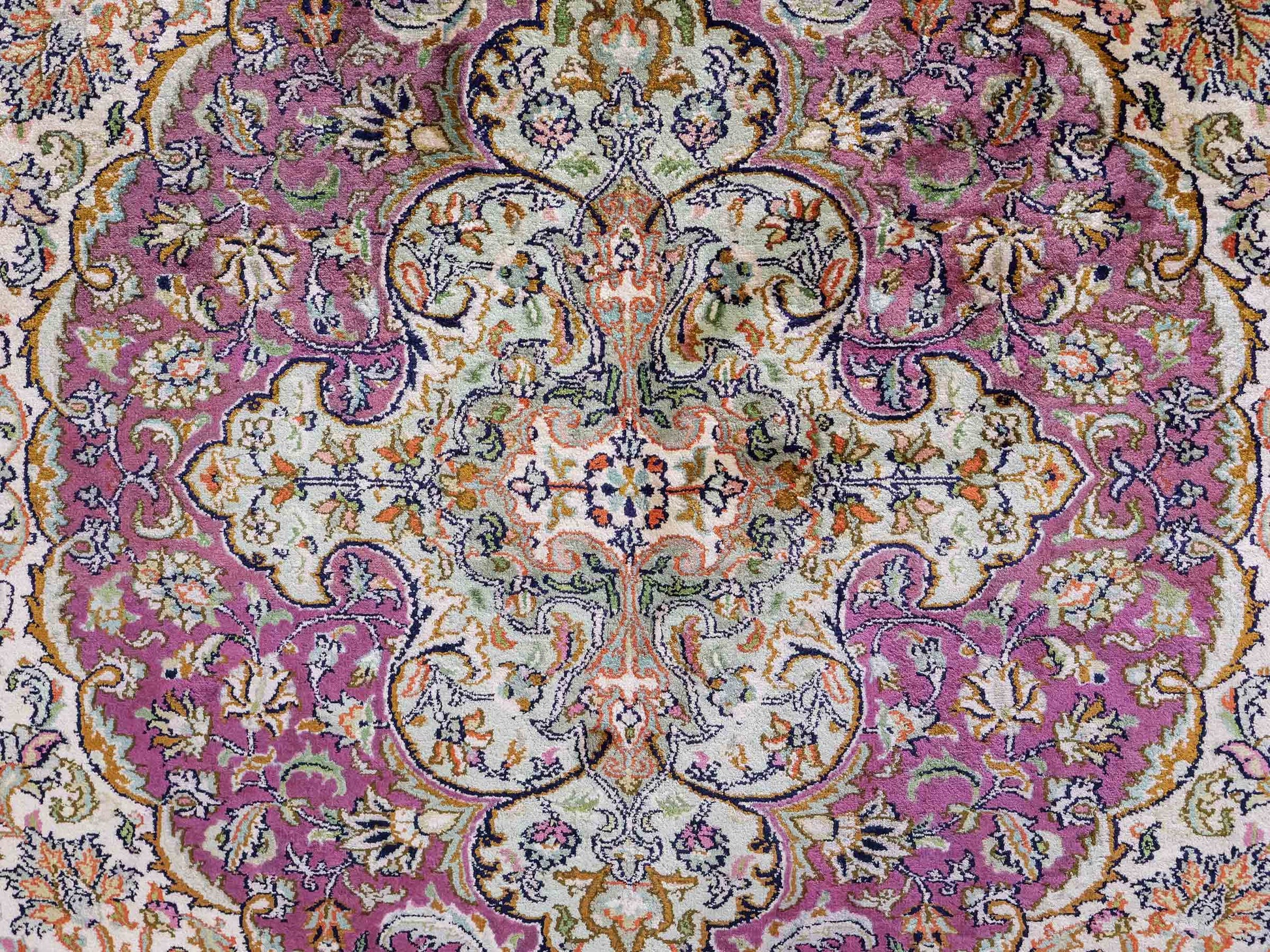 Sehr feiner, handgeknüpfter Kaschmir Seide Orientteppich von Khademi, creme, lila. 279x188 cm. Verkauf durch Jupiter Intl.