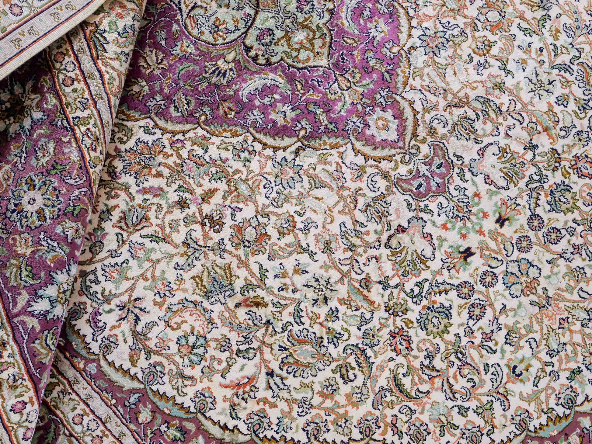 Sehr feiner, handgeknüpfter Kaschmir Seide Orientteppich von Khademi, creme, lila. 279x188 cm. Verkauf durch Jupiter Intl.