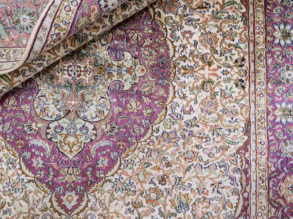 Sehr feiner, handgeknüpfter Kaschmir Seide Orientteppich von Khademi, creme, lila. 279x188 cm. Verkauf durch Jupiter Intl.
