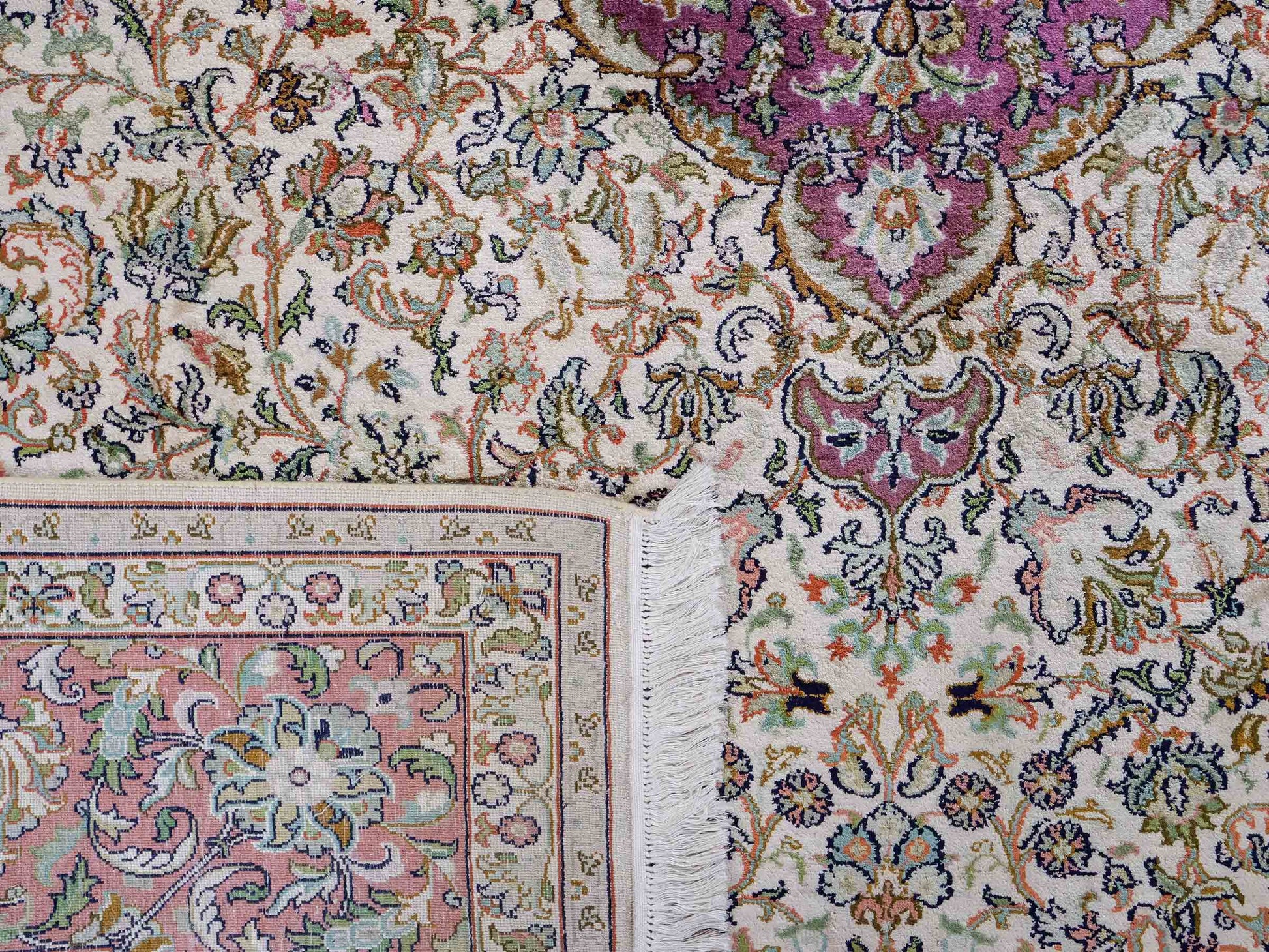 Sehr feiner, handgeknüpfter Kaschmir Seide Orientteppich von Khademi, creme, lila. 279x188 cm. Verkauf durch Jupiter Intl.