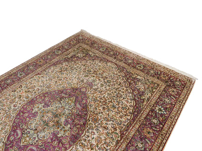 Sehr feiner, handgeknüpfter Kaschmir Seide Orientteppich von Khademi, creme, lila. 279x188 cm. Verkauf durch Jupiter Intl.