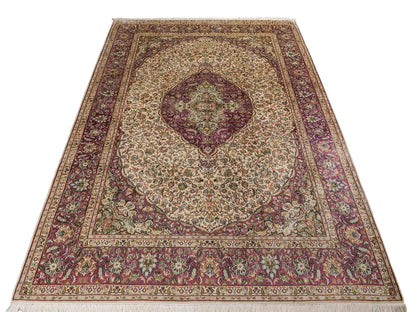 Sehr feiner, handgeknüpfter Kaschmir Seide Orientteppich von Khademi, creme, lila. 279x188 cm. Verkauf durch Jupiter Intl.