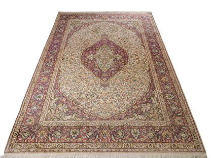 Sehr feiner, handgeknüpfter Kaschmir Seide Orientteppich von Khademi, creme, lila. 279x188 cm. Verkauf durch Jupiter Intl.