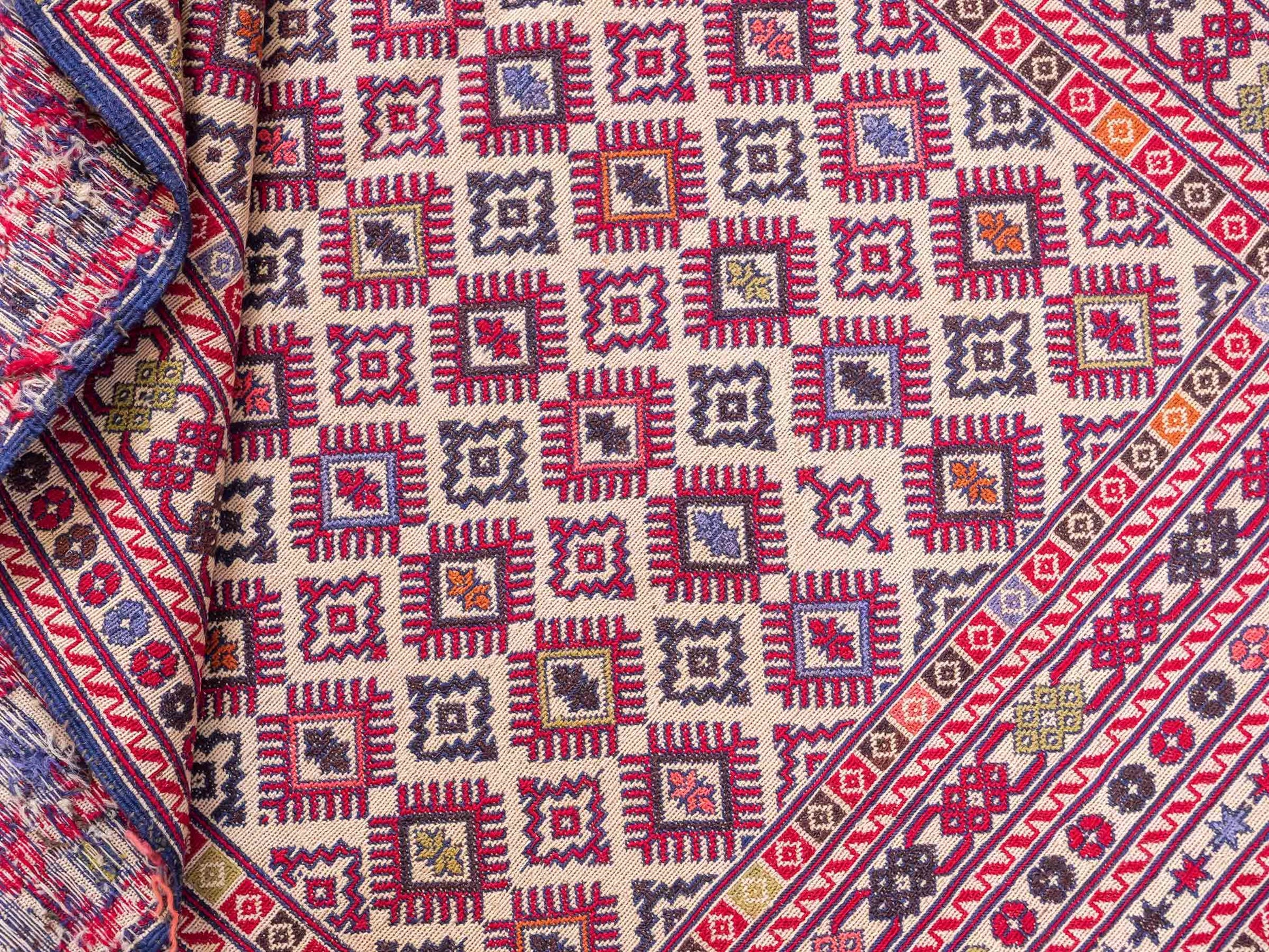 Handgefertigter Kelim Afghan Teppich aus Wolle von Khademi. Größe 138 x 90 cm. Farbe: Beige, rot, blau. Verkauf durch JUPITER Intl.