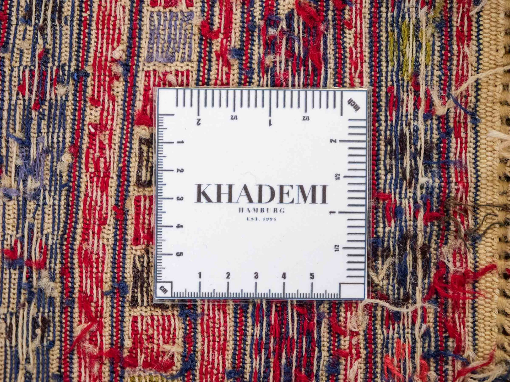 Handgefertigter Kelim Afghan Teppich aus Wolle von Khademi. Größe 138 x 90 cm. Farbe: Beige, rot, blau. Verkauf durch JUPITER Intl.