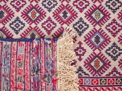 Handgewebter Kelim Afghan Teppich aus Wolle von Khademi. Größe 138 x 90 cm. Farbe: Beige, rot, blau. Verkauf durch JUPITER Intl.