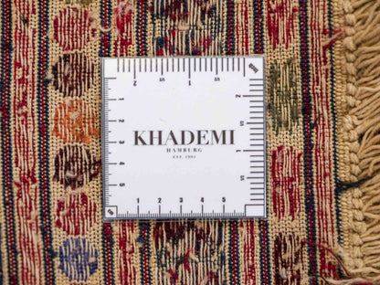 Handgefertigter Kelim Afghan Teppich aus Wolle von Khademi. Größe 140 x 99 cm. Farbe: Beige, rot, schwarz. Verkauf durch JUPITER Intl.