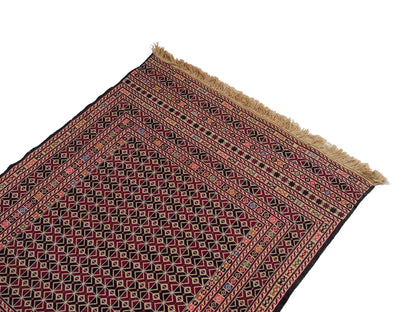 Handgefertigter Kelim Afghan Teppich aus Wolle von Khademi. Größe 140 x 99 cm. Farbe: Beige, rot, schwarz. Verkauf durch JUPITER Intl.