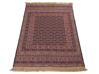 Handgefertigter Kelim Afghan Teppich aus Wolle von Khademi. Größe 140 x 99 cm. Farbe: Beige, rot, schwarz. Verkauf durch JUPITER Intl.