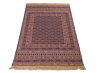 Handgefertigter Kelim Afghan Teppich aus Wolle von Khademi. Größe 140 x 99 cm. Farbe: Beige, rot, schwarz. Verkauf durch JUPITER Intl.