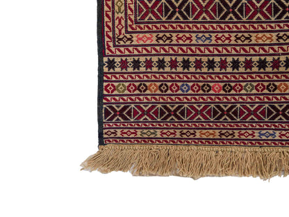 Handgefertigter Kelim Afghan Teppich aus Wolle von Khademi. Größe 140 x 99 cm. Farbe: Beige, rot, schwarz. Verkauf durch JUPITER Intl.