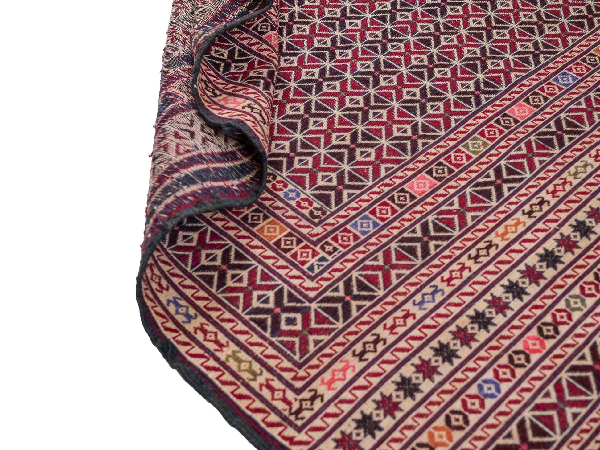Handgewebter Kelim Afghan Teppich aus Wolle von Khademi. Größe 140 x 99 cm. Farbe: Beige, rot, schwarz. Verkauf durch JUPITER Intl.