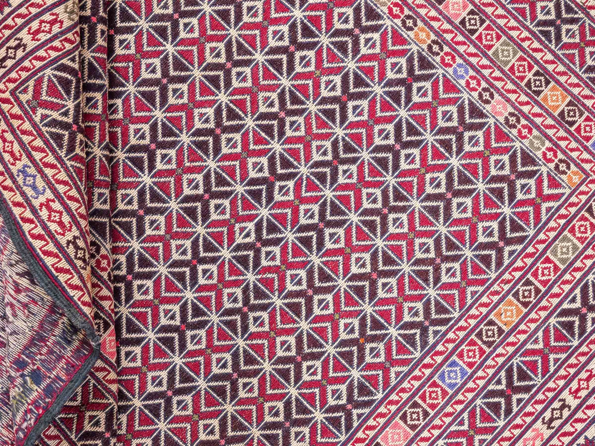 Handgewebter Kelim Afghan Teppich aus Wolle von Khademi. Größe 140 x 99 cm. Farbe: Beige, rot, schwarz. Verkauf durch JUPITER Intl.