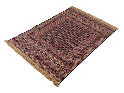 Handgewebter Kelim Afghan Teppich aus Wolle von Khademi. Größe 140 x 99 cm. Farbe: Beige, rot, schwarz. Verkauf durch JUPITER Intl.