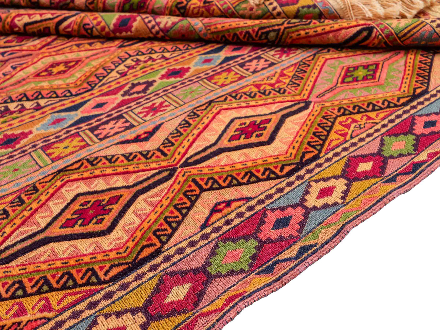 Handgefertigter Kelim Afghan Teppich aus Wolle von Khademi. Größe 186 x 146 cm. Farbe: Gold, gelb, rot. Verkauf durch JUPITER Intl.