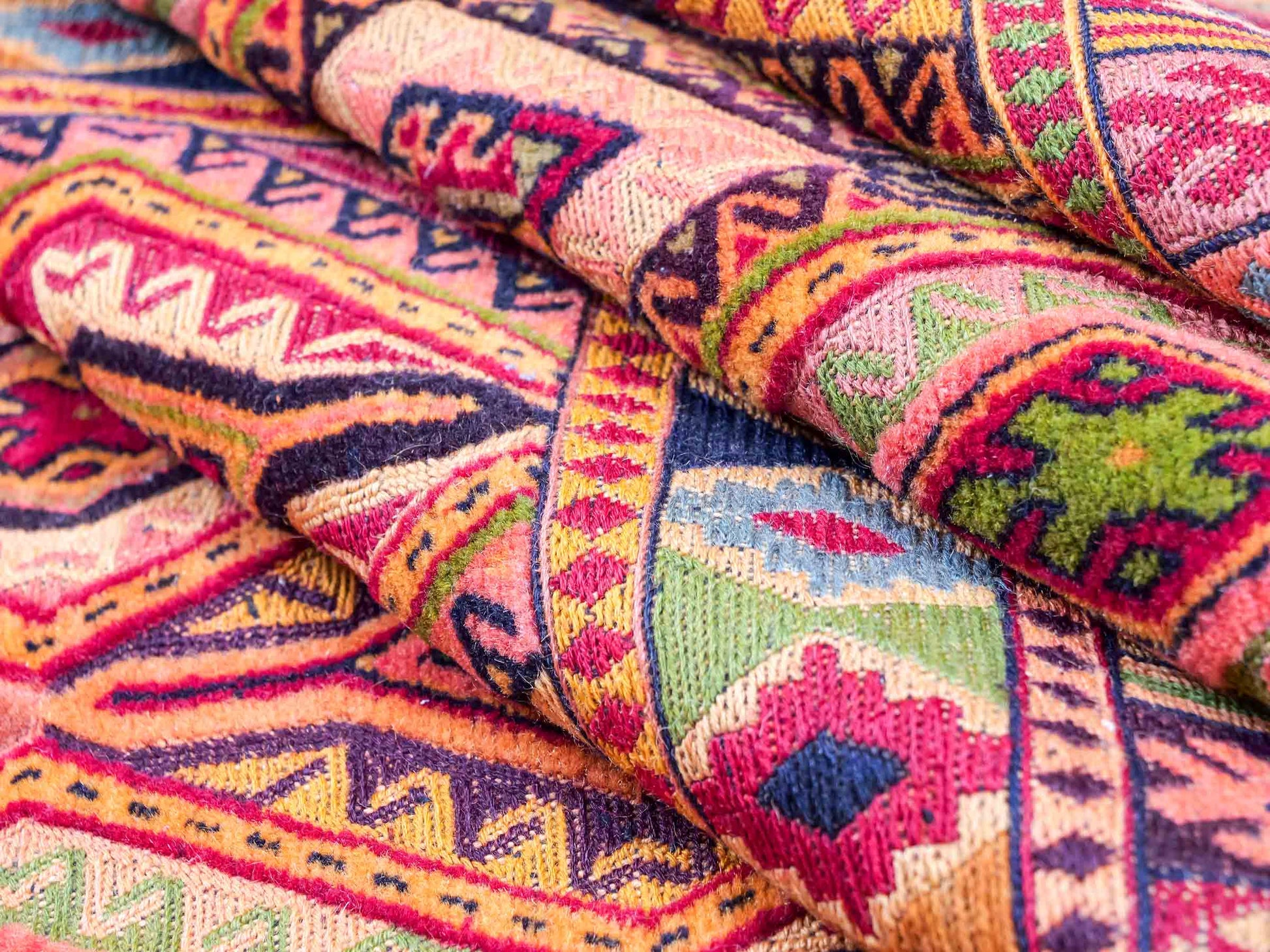 Handgefertigter Kelim Afghan Teppich aus Wolle von Khademi. Größe 186 x 146 cm. Farbe: Gold, gelb, rot. Verkauf durch JUPITER Intl.