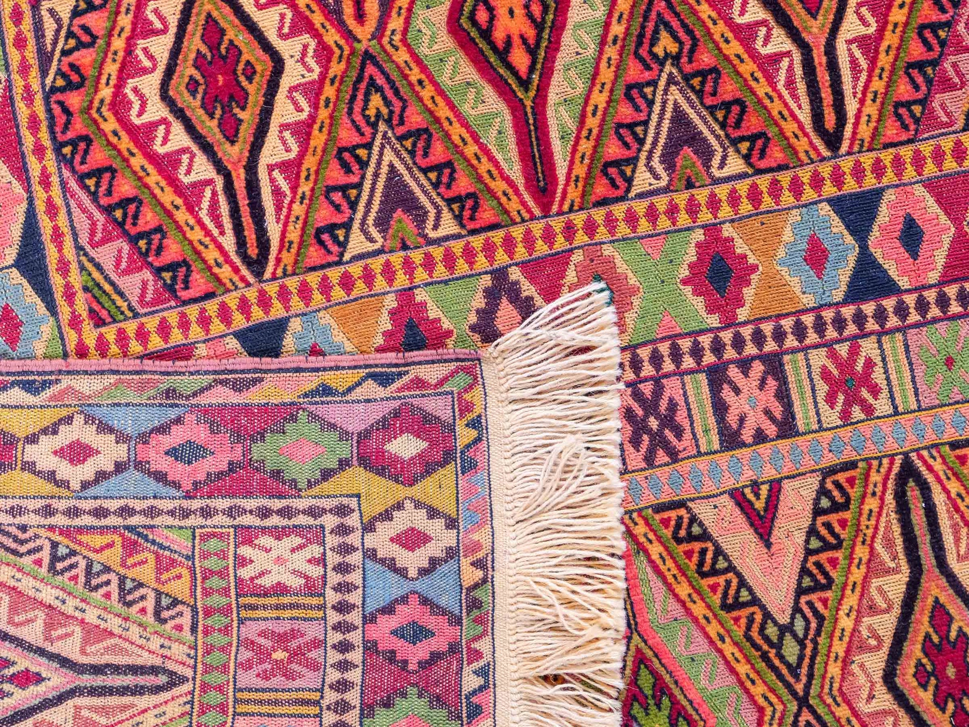 Handgefertigter Kelim Afghan Teppich aus Wolle von Khademi. Größe 186 x 146 cm. Farbe: Gold, gelb, rot. Verkauf durch JUPITER Intl.