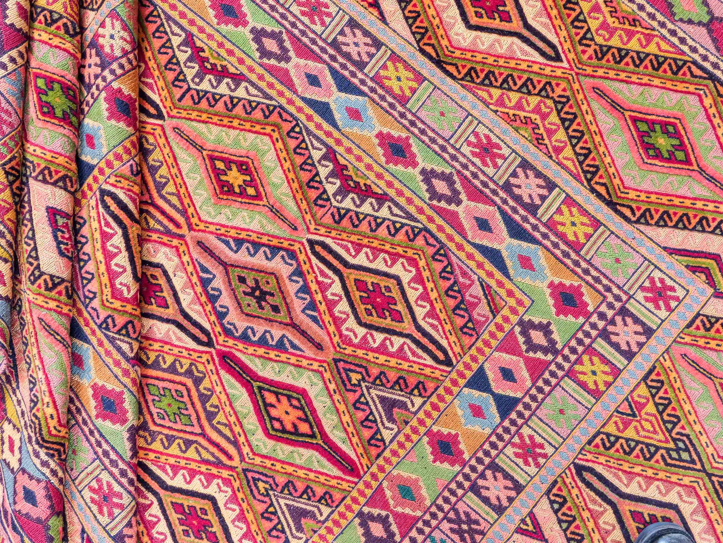 Handgewebter Kelim Afghan Teppich aus Wolle von Khademi. Größe 186 x 146 cm. Farbe: Gold, gelb, rot. Verkauf durch JUPITER Intl.