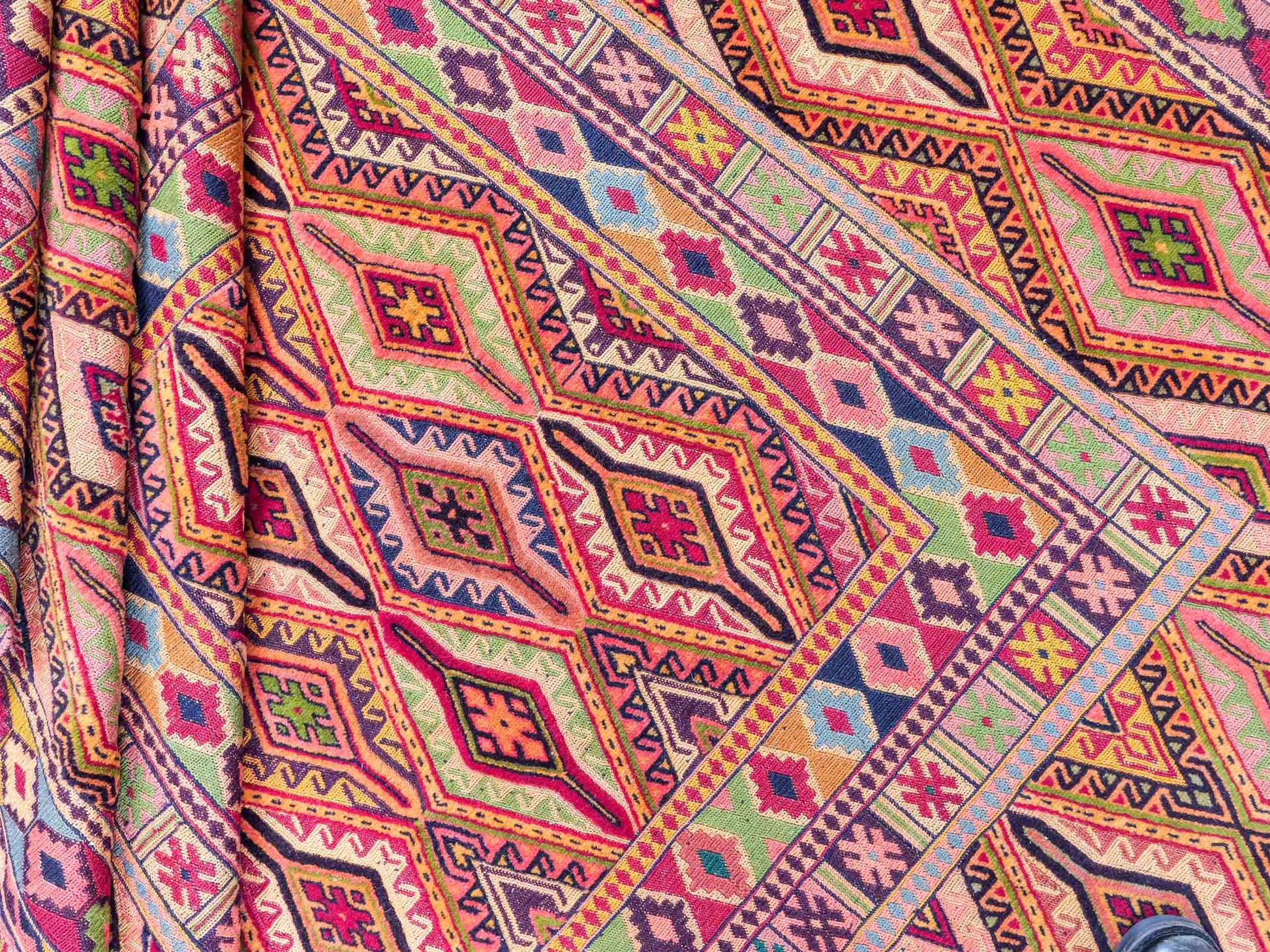 Handgewebter Kelim Afghan Teppich aus Wolle von Khademi. Größe 186 x 146 cm. Farbe: Gold, gelb, rot. Verkauf durch JUPITER Intl.