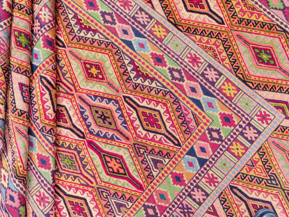 Handgewebter Kelim Afghan Teppich aus Wolle von Khademi. Größe 186 x 146 cm. Farbe: Gold, gelb, rot. Verkauf durch JUPITER Intl.