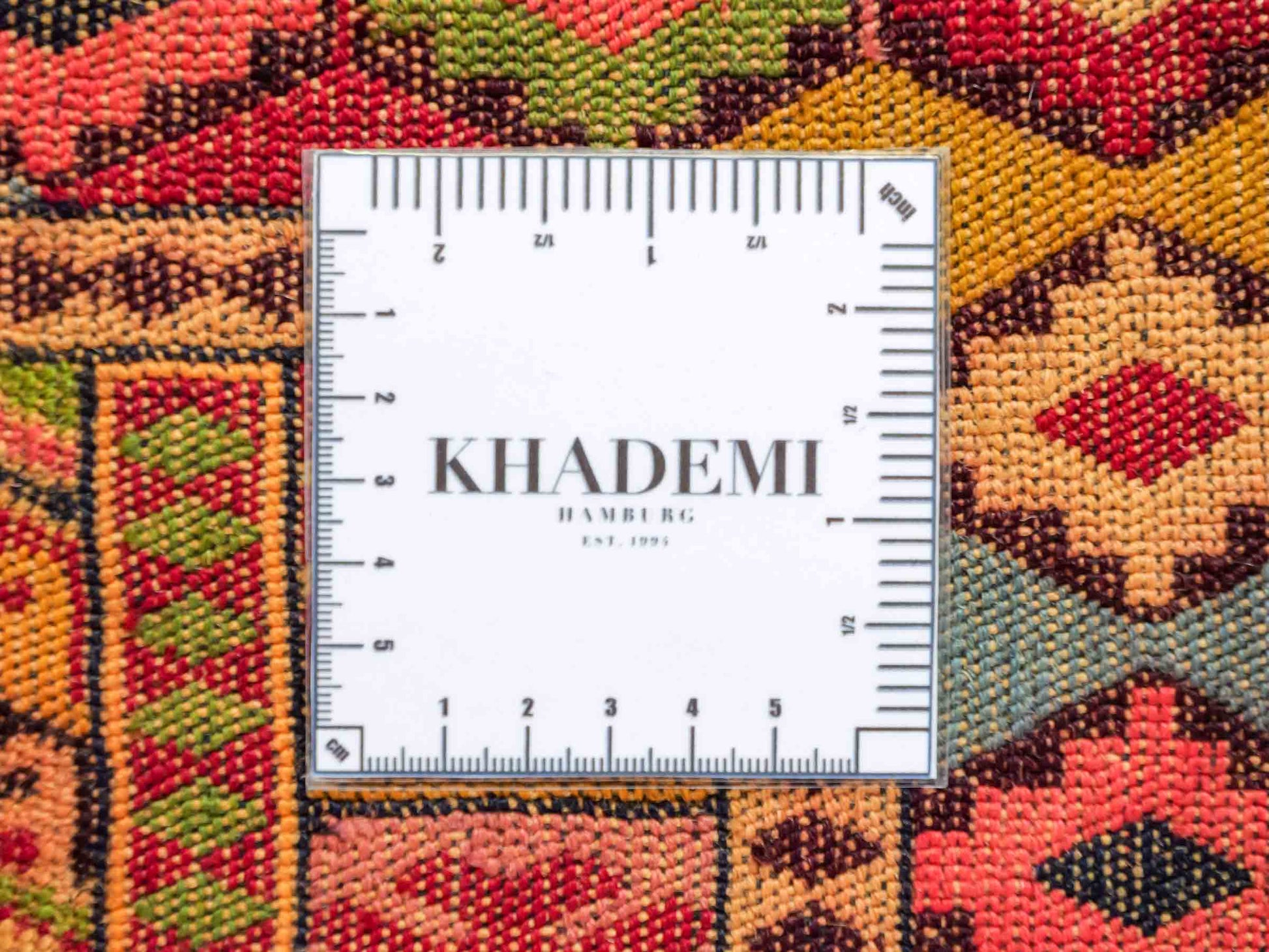 Handgewebter Kelim Afghan Teppich aus Wolle von Khademi. Größe 186 x 146 cm. Farbe: Gold, gelb, rot. Verkauf durch JUPITER Intl.
