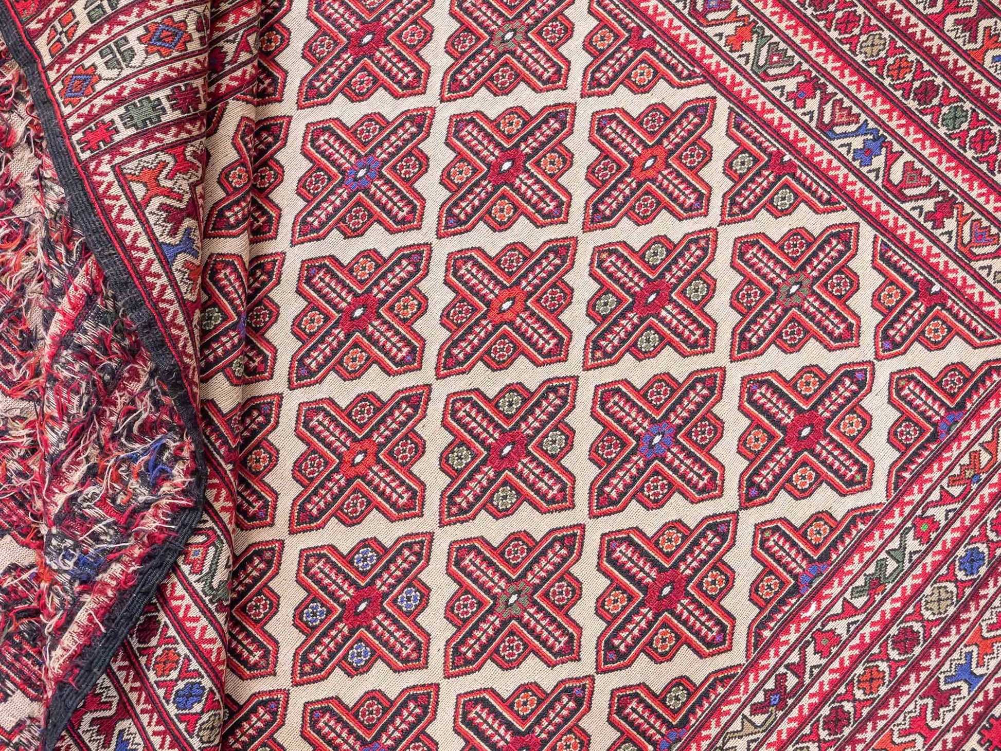 Handgefertigter Kelim Afghan Teppich aus Wolle von Khademi. Größe 193 x 130 cm. Farbe: Beige, rot, blau. Verkauf durch JUPITER Intl.
