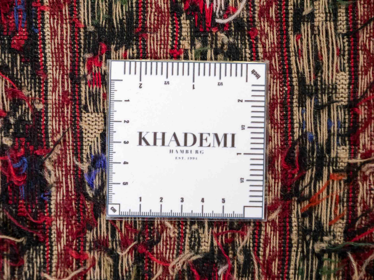 Handgefertigter Kelim Afghan Teppich aus Wolle von Khademi. Größe 193 x 130 cm. Farbe: Beige, rot, blau. Verkauf durch JUPITER Intl.