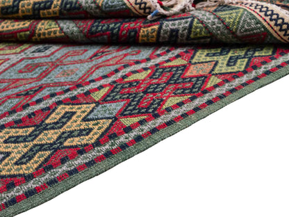 Handgefertigter Kelim Afghan Teppich aus Wolle von Khademi. Größe 198 x 120 cm. Farbe: Grün, rot, blau. Verkauf durch JUPITER Intl.