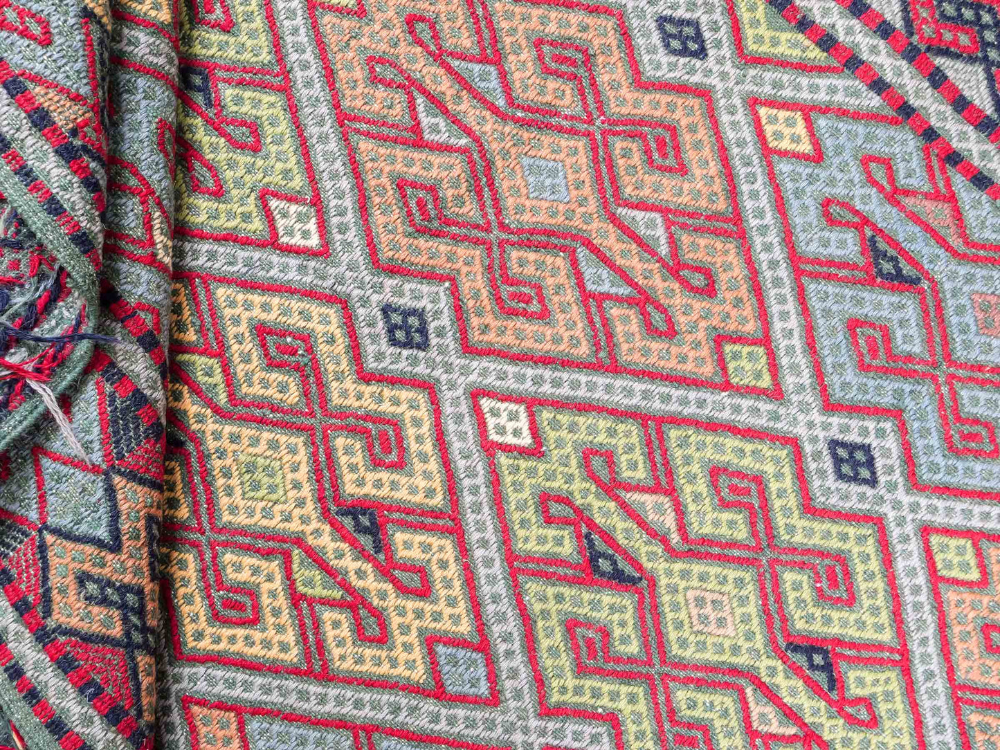 Handgefertigter Kelim Afghan Teppich aus Wolle von Khademi. Größe 198 x 120 cm. Farbe: Grün, rot, blau. Verkauf durch JUPITER Intl.
