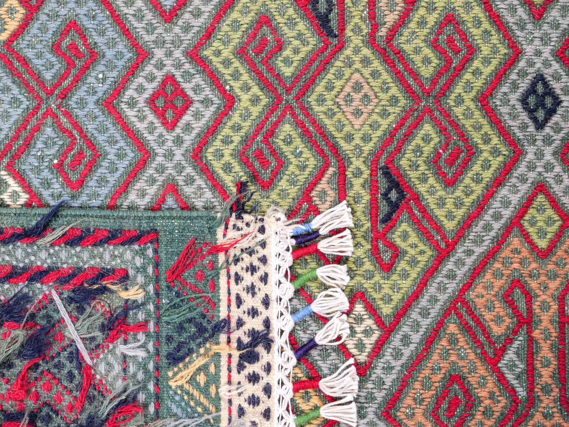 Handgefertigter Kelim Afghan Teppich aus Wolle von Khademi. Größe 198 x 120 cm. Farbe: Grün, rot, blau. Verkauf durch JUPITER Intl.