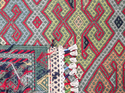 Handgewebter Kelim Afghan Teppich aus Wolle von Khademi. Größe 198 x 120 cm. Farbe: Grün, rot, blau. Verkauf durch JUPITER Intl.