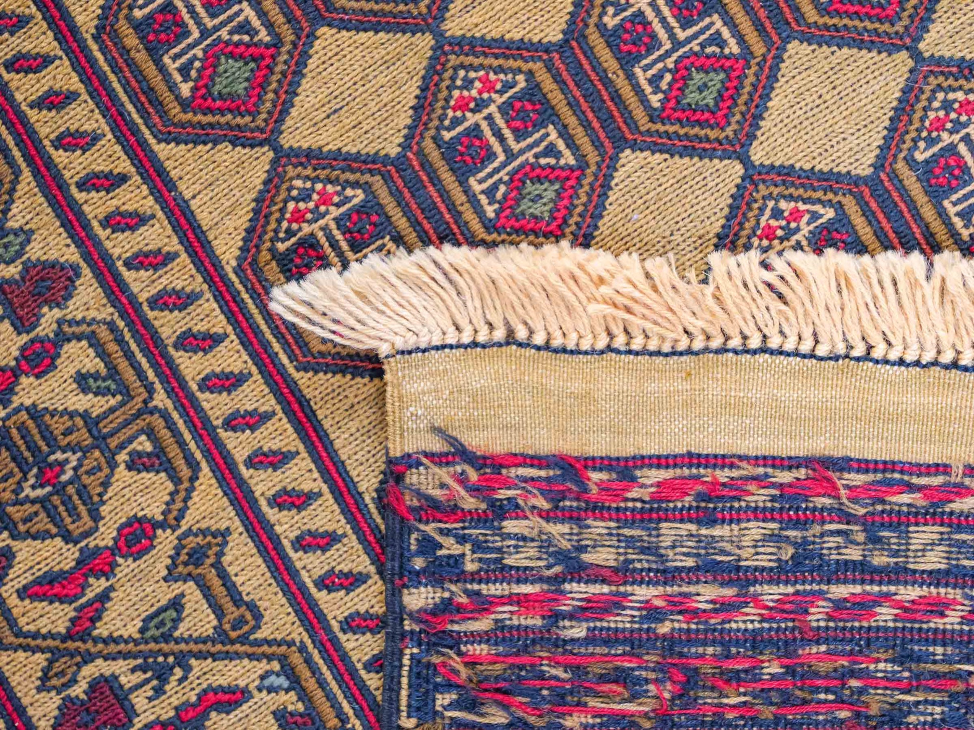 Handgewebter Kelim Afghan Teppich aus Wolle von Khademi. Größe 279 x 84 cm. Farbe: Beige, gold, blau, rot. Verkauf durch JUPITER Intl.
