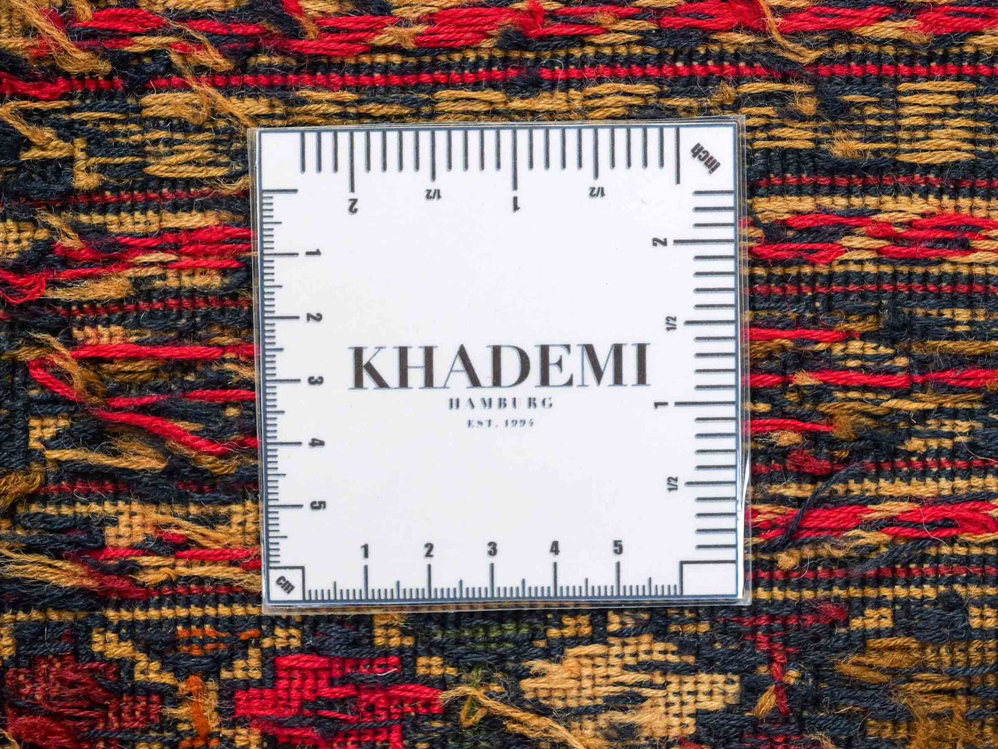 Handgewebter Kelim Afghan Teppich aus Wolle von Khademi. Größe 279 x 84 cm. Farbe: Beige, gold, blau, rot. Verkauf durch JUPITER Intl.