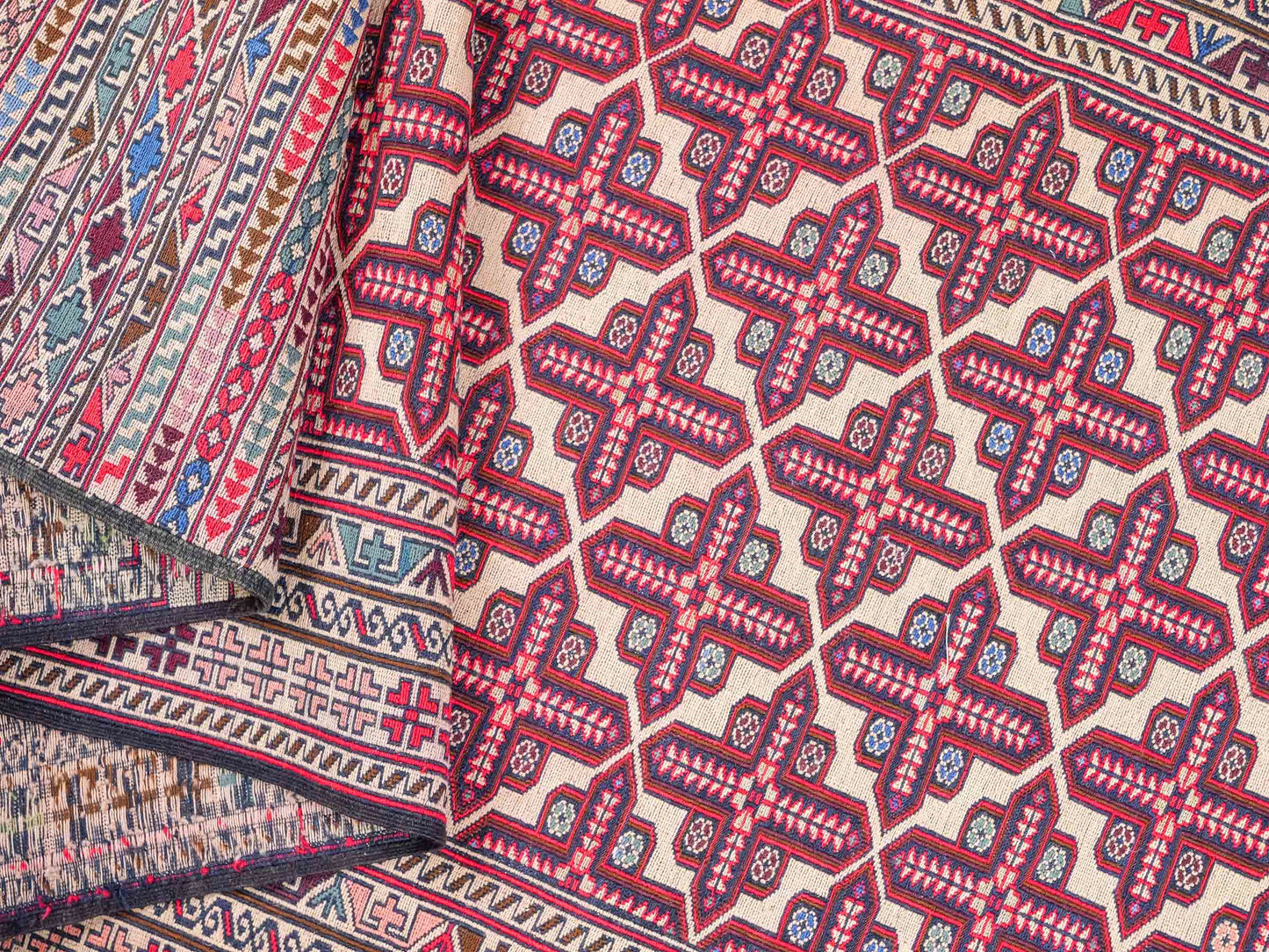 Handgefertigter Kelim Afghan Teppich aus Wolle von Khademi. Größe 280 x 87 cm. Farbe: Rot, beige. Verkauf durch JUPITER Intl.