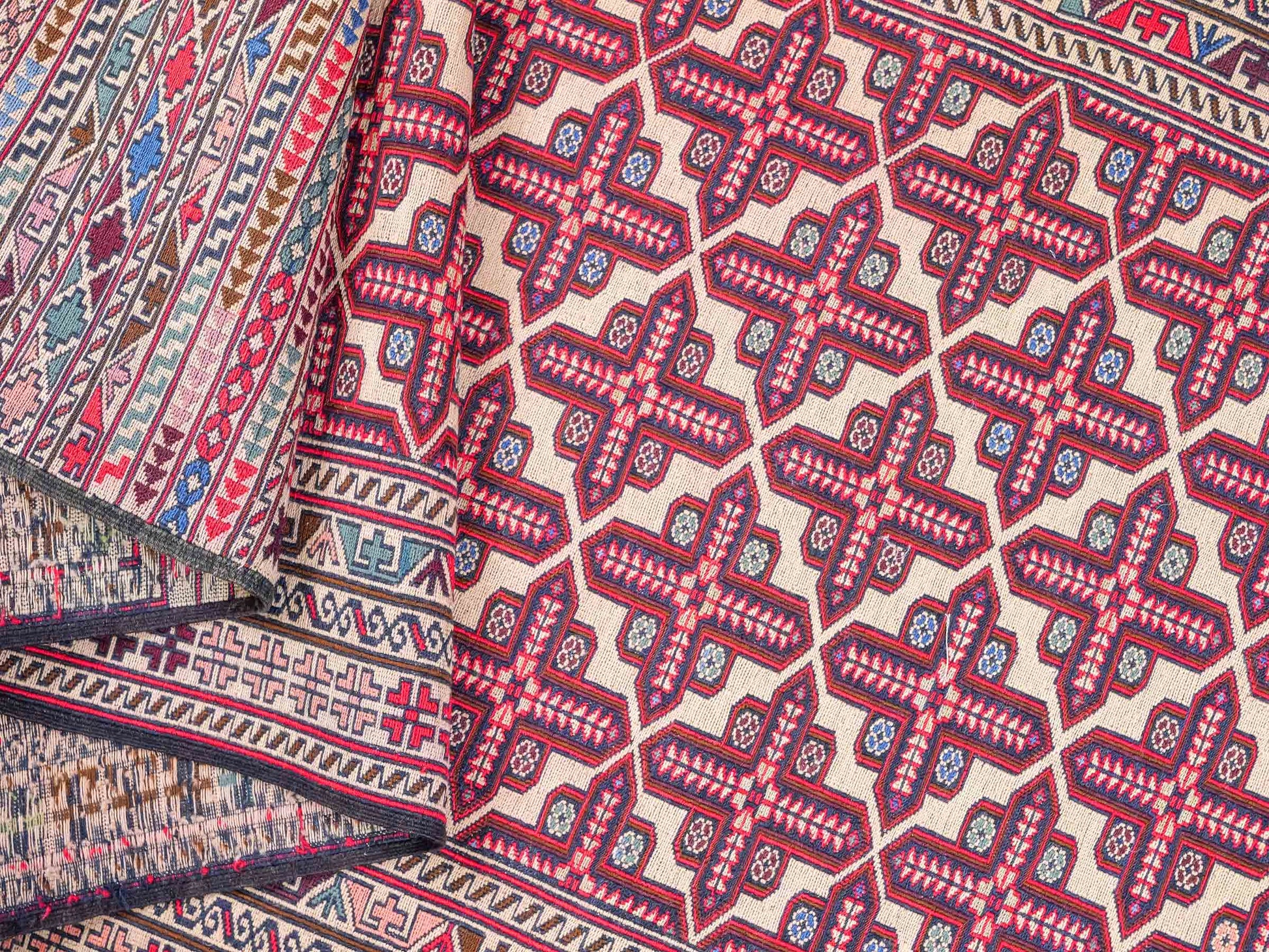 Handgefertigter Kelim Afghan Teppich aus Wolle von Khademi. Größe 280 x 87 cm. Farbe: Rot, beige. Verkauf durch JUPITER Intl.