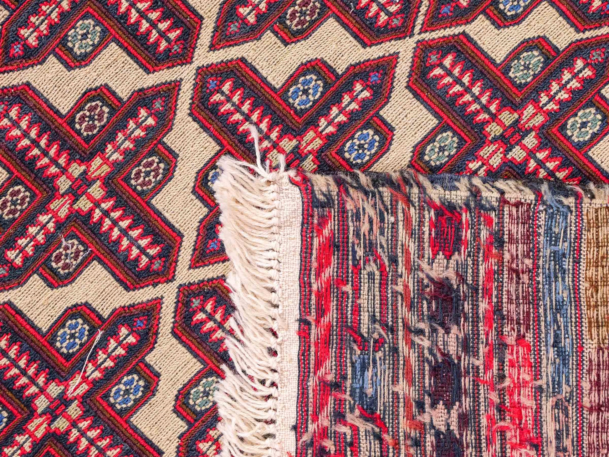 Handgefertigter Kelim Afghan Teppich aus Wolle von Khademi. Größe 280 x 87 cm. Farbe: Rot, beige. Verkauf durch JUPITER Intl.