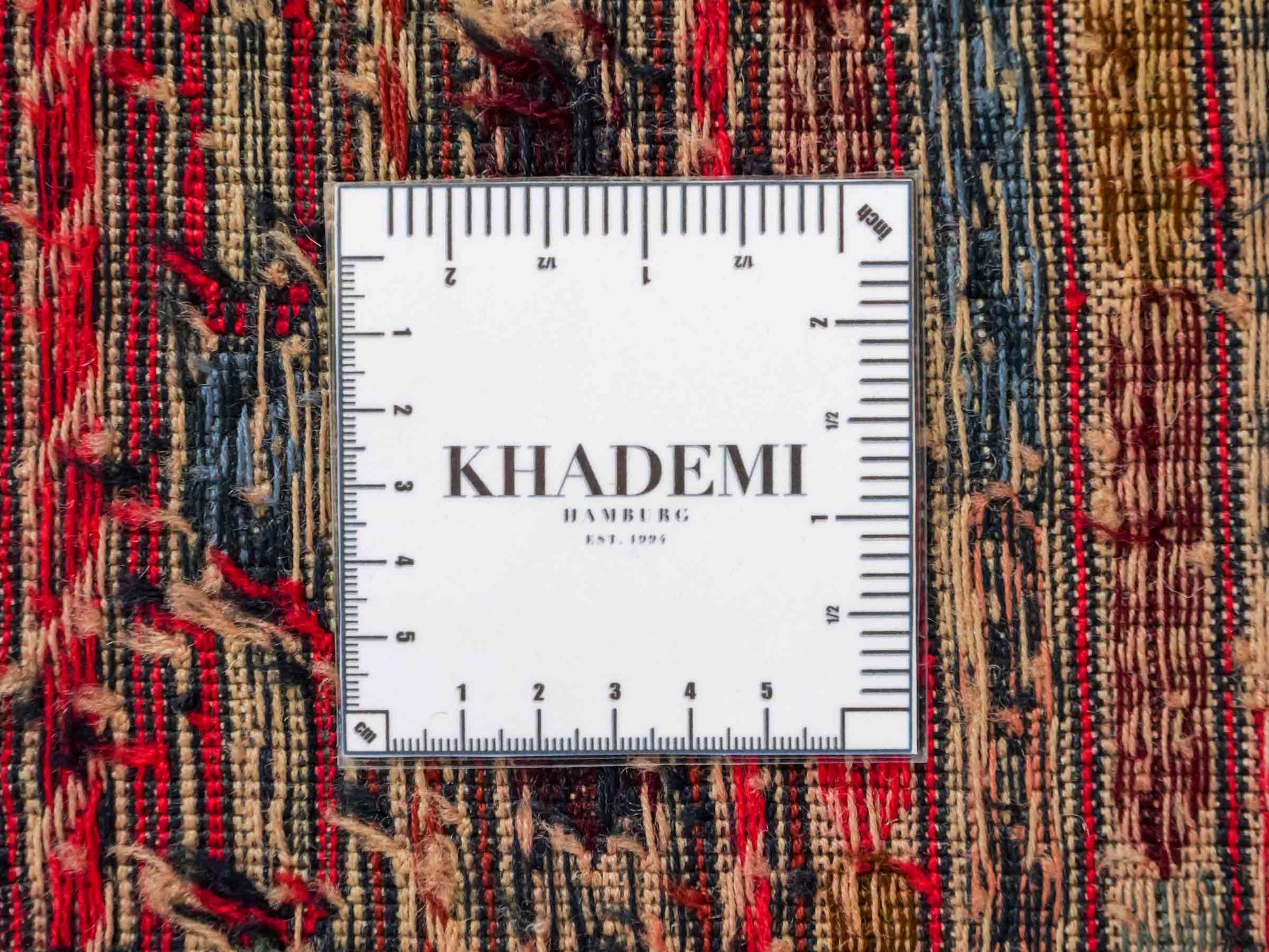 Handgefertigter Kelim Afghan Teppich aus Wolle von Khademi. Größe 280 x 87 cm. Farbe: Rot, beige. Verkauf durch JUPITER Intl.