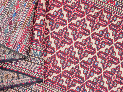 Handgewebter Kelim Afghan Teppich aus Wolle von Khademi. Größe 280 x 87 cm. Farbe: Rot, beige. Verkauf durch JUPITER Intl.