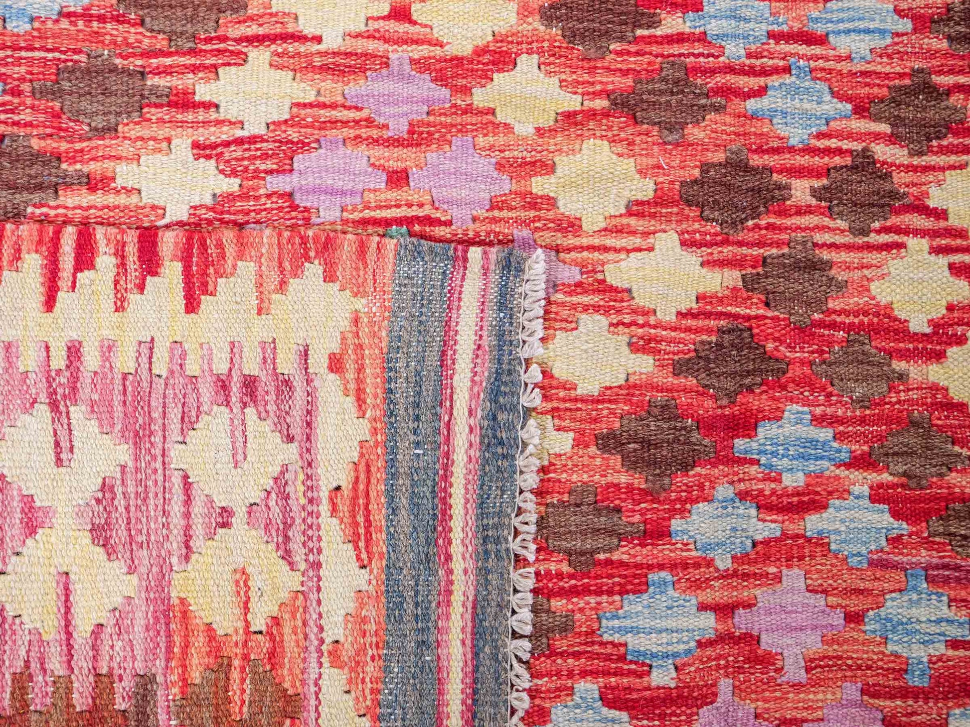 Handgefertigter Kelim Afghan Teppich aus Wolle von Khademi. Größe 296 x 190 cm. Farbe: Rosa, rot, grün. Verkauf durch JUPITER Intl.