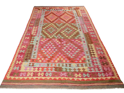 Handgefertigter Kelim Afghan Teppich aus Wolle von Khademi. Größe 296 x 190 cm. Farbe: Rosa, rot, grün. Verkauf durch JUPITER Intl.