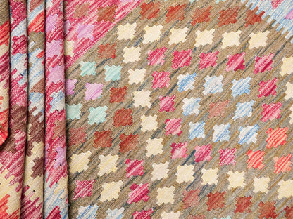 Handgewebter Kelim Afghan Teppich aus Wolle von Khademi. Größe 296 x 190 cm. Farbe: Rosa, rot, grün. Verkauf durch JUPITER Intl.