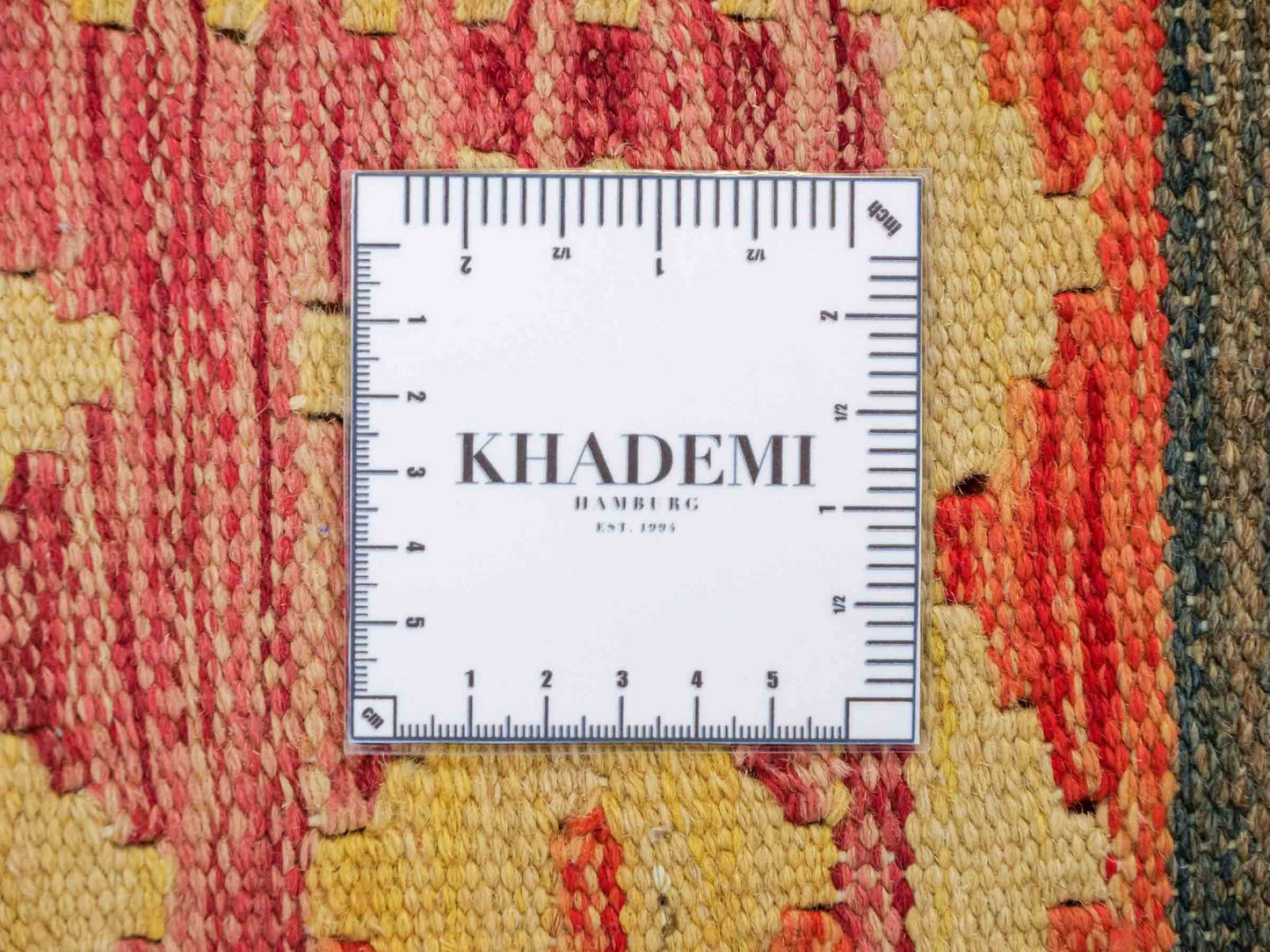 Handgewebter Kelim Afghan Teppich aus Wolle von Khademi. Größe 296 x 190 cm. Farbe: Rosa, rot, grün. Verkauf durch JUPITER Intl.