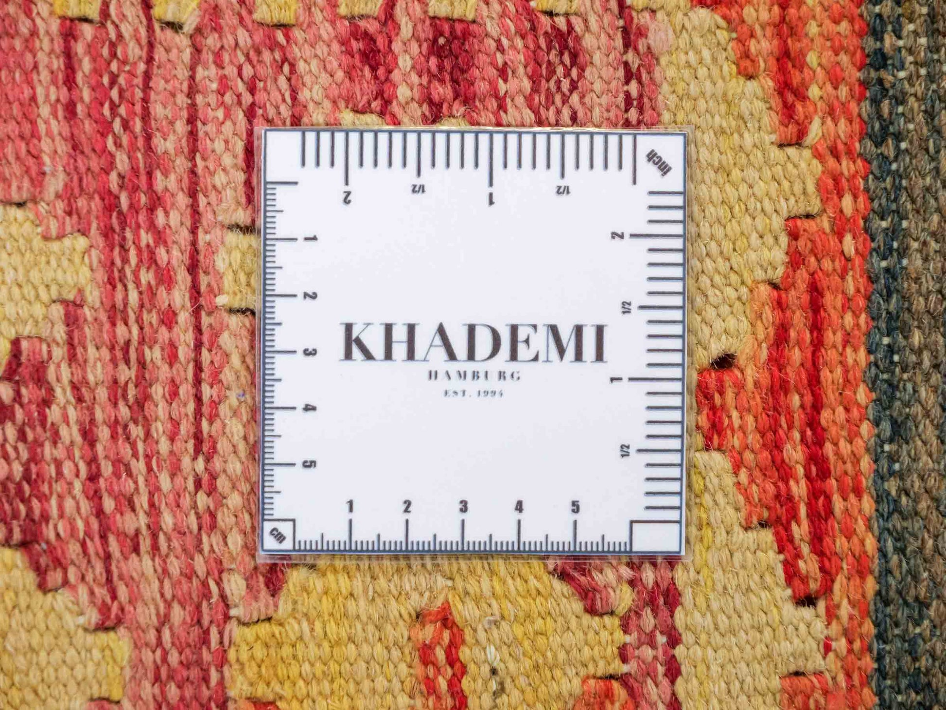 Handgewebter Kelim Afghan Teppich aus Wolle von Khademi. Größe 296 x 190 cm. Farbe: Rosa, rot, grün. Verkauf durch JUPITER Intl.