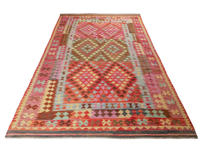 Handgewebter Kelim Afghan Teppich aus Wolle von Khademi. Größe 296 x 190 cm. Farbe: Rosa, rot, grün. Verkauf durch JUPITER Intl.