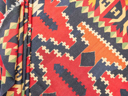 Handgefertigter Kelim Afghan Teppich aus Wolle von Khademi. Größe 298 x 191 cm. Farbe: Blau, rot. Verkauf durch JUPITER Intl.
