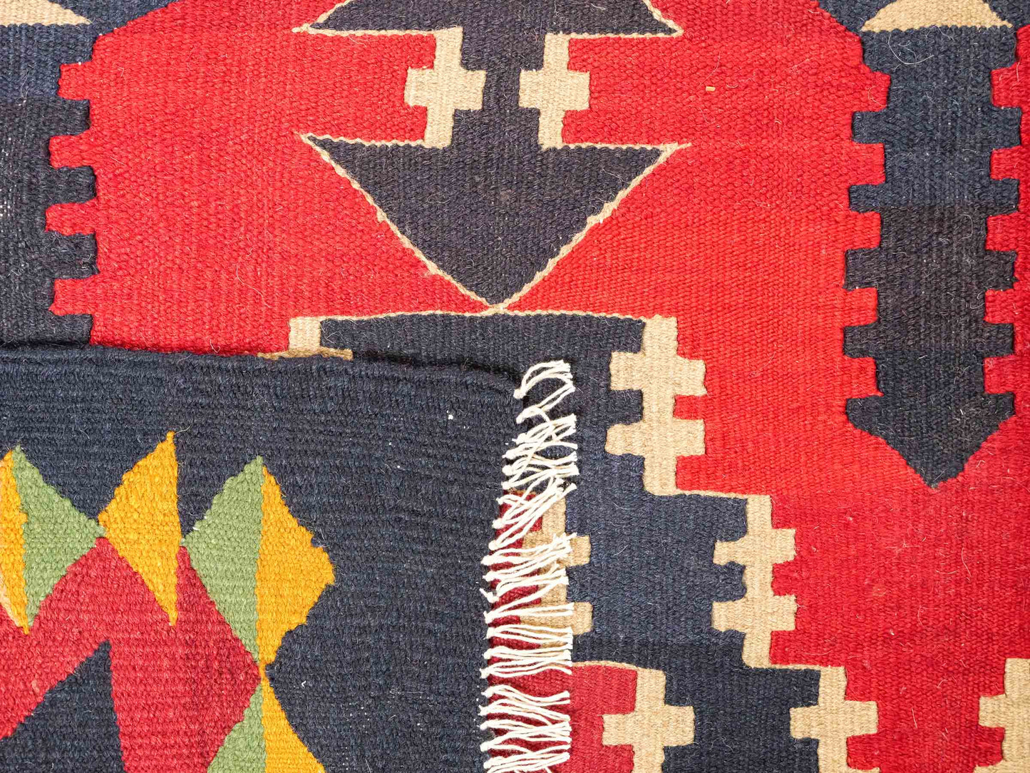 Handgefertigter Kelim Afghan Teppich aus Wolle von Khademi. Größe 298 x 191 cm. Farbe: Blau, rot. Verkauf durch JUPITER Intl.