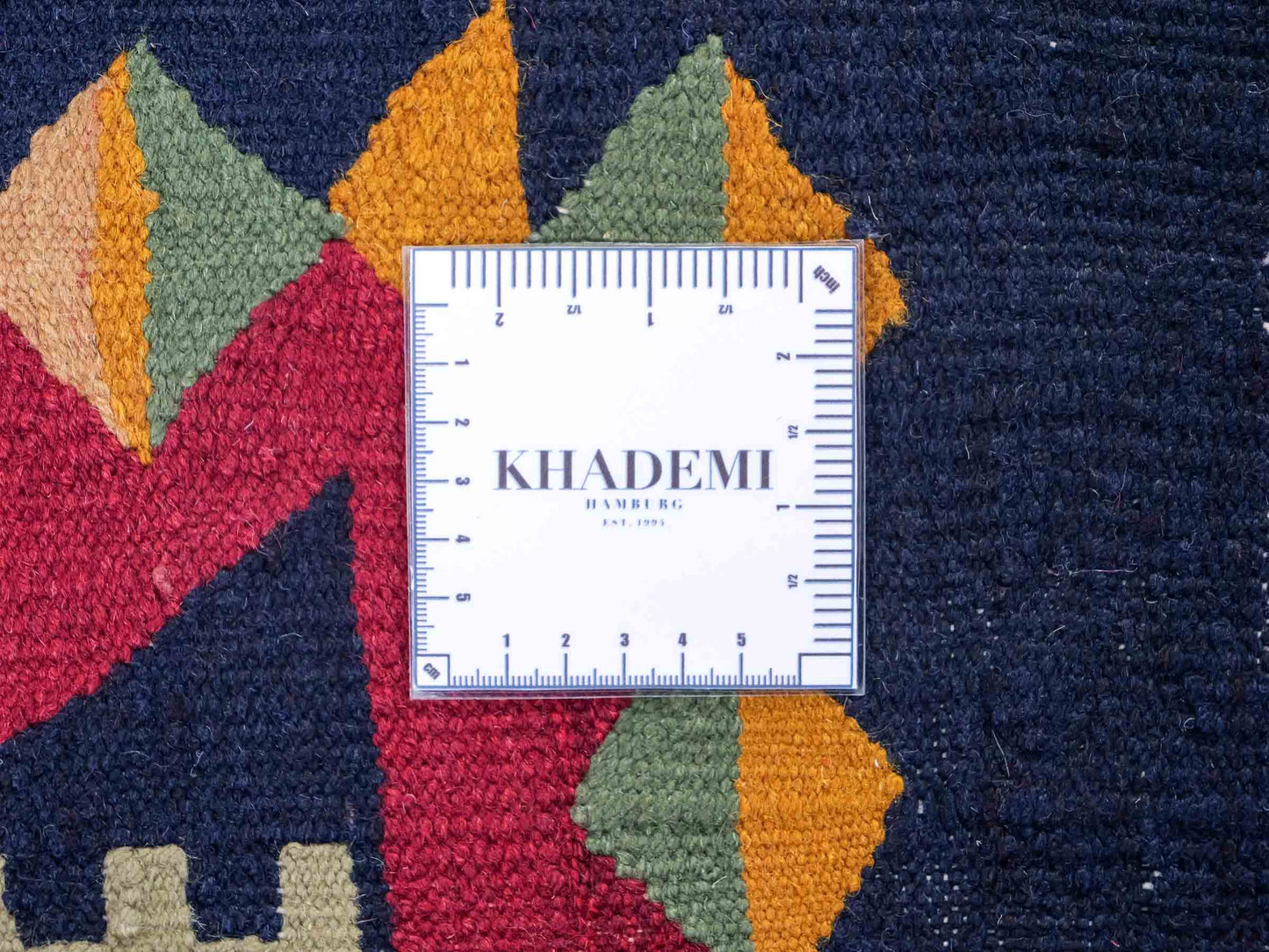 Handgefertigter Kelim Afghan Teppich aus Wolle von Khademi. Größe 298 x 191 cm. Farbe: Blau, rot. Verkauf durch JUPITER Intl.