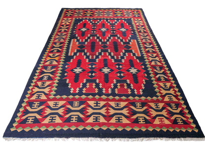 Handgefertigter Kelim Afghan Teppich aus Wolle von Khademi. Größe 298 x 191 cm. Farbe: Blau, rot. Verkauf durch JUPITER Intl.