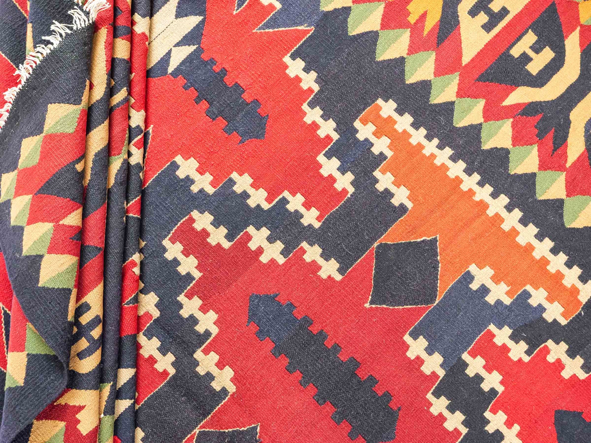 Handgewebter Kelim Afghan Teppich aus Wolle von Khademi. Größe 298 x 191 cm. Farbe: Blau, rot. Verkauf durch JUPITER Intl.